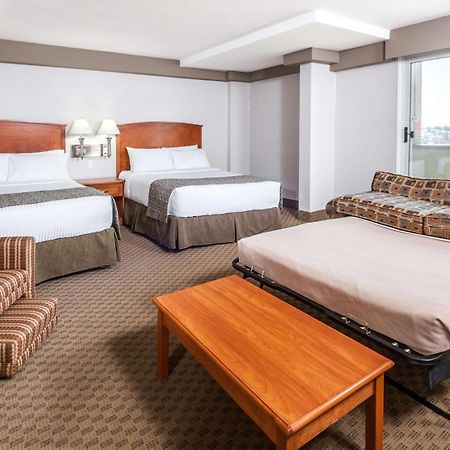 Ramada By Wyndham Edmonton South Hotel Bagian luar foto
