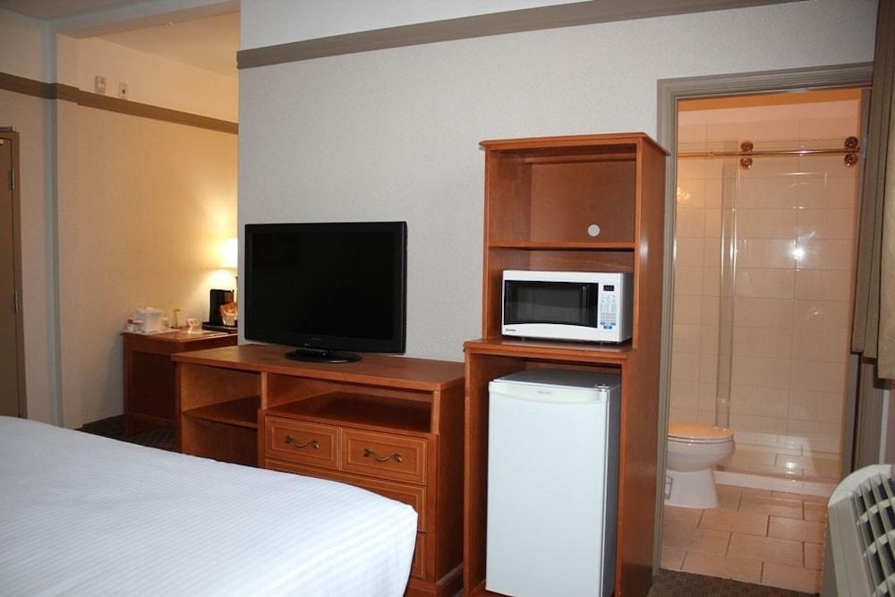Ramada By Wyndham Edmonton South Hotel Bagian luar foto
