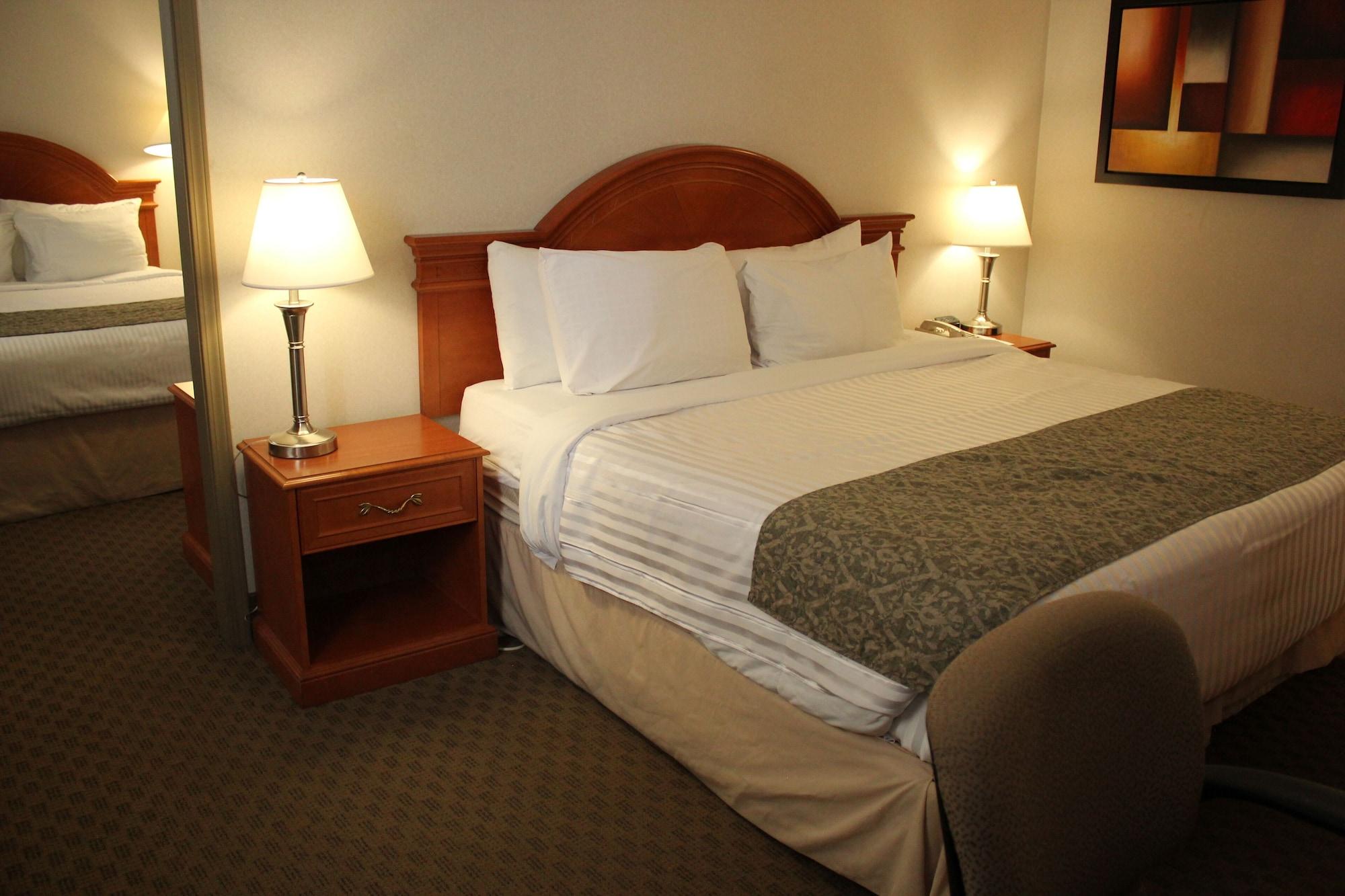 Ramada By Wyndham Edmonton South Hotel Bagian luar foto