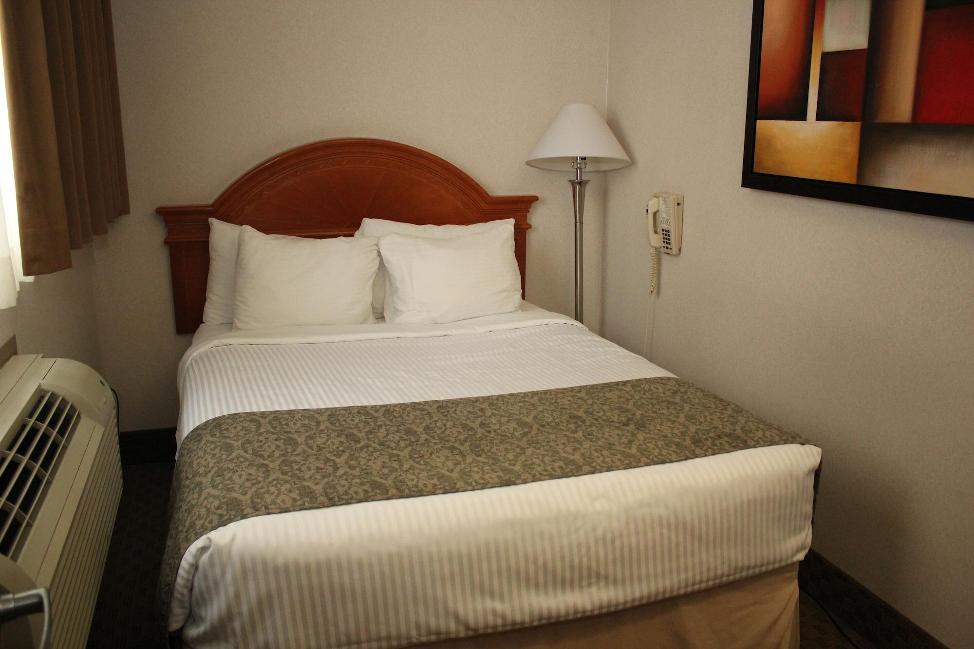 Ramada By Wyndham Edmonton South Hotel Bagian luar foto