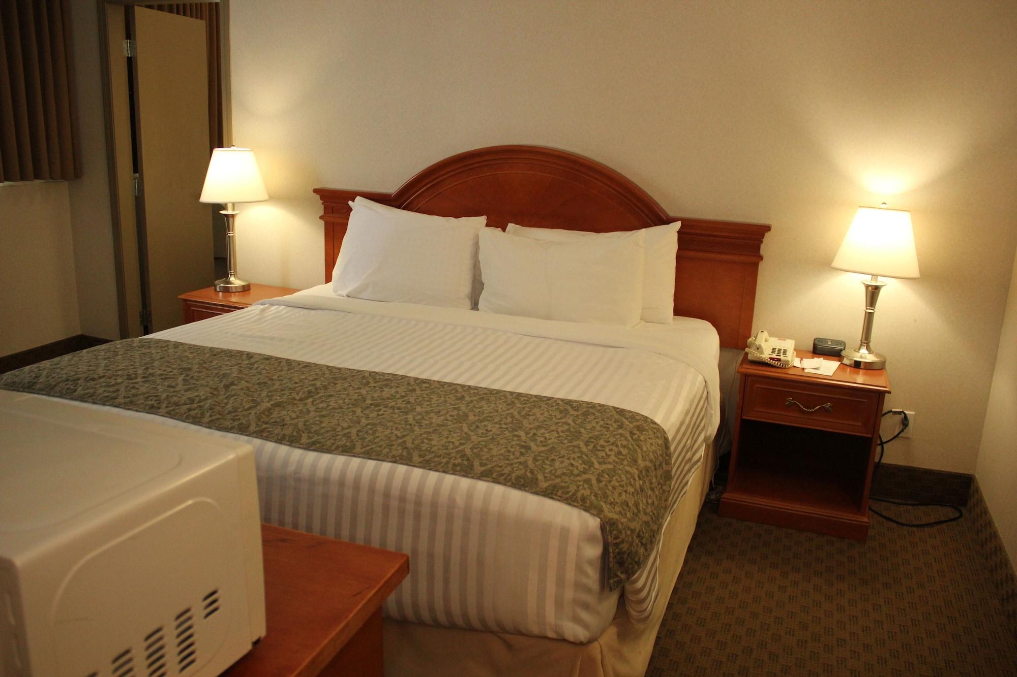 Ramada By Wyndham Edmonton South Hotel Bagian luar foto