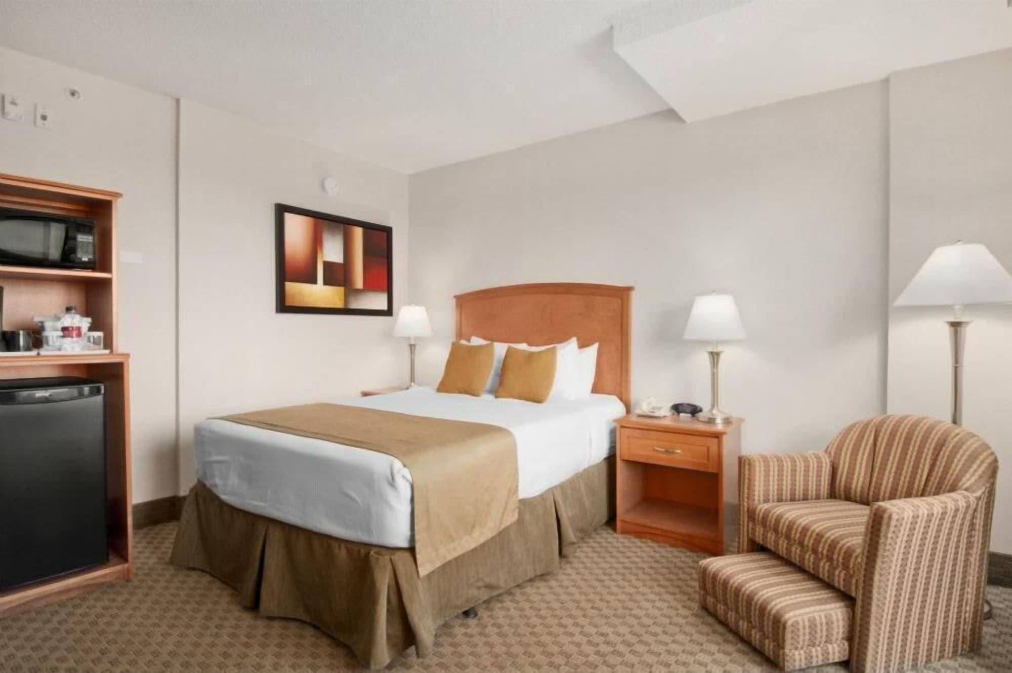 Ramada By Wyndham Edmonton South Hotel Bagian luar foto