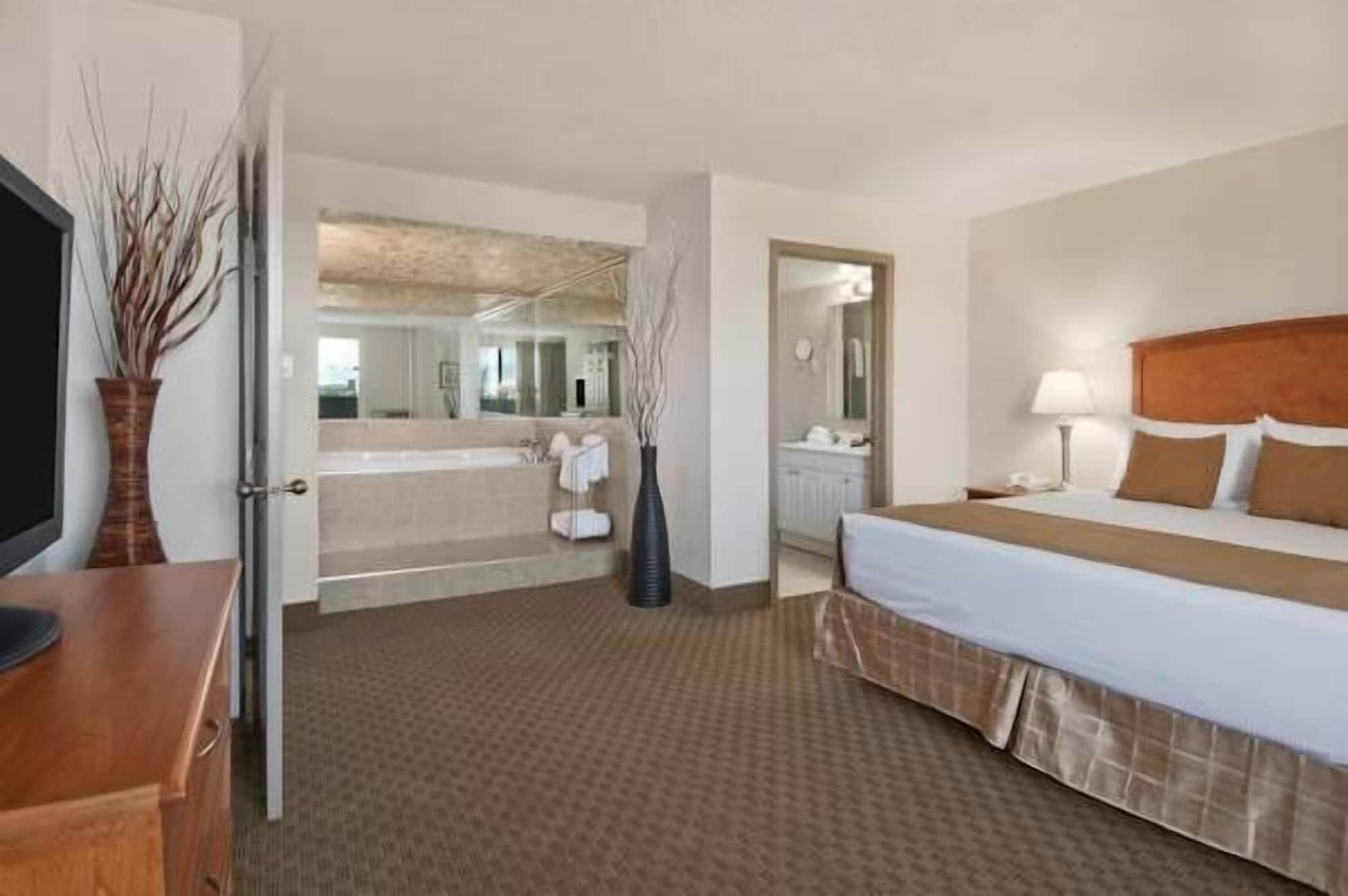 Ramada By Wyndham Edmonton South Hotel Bagian luar foto