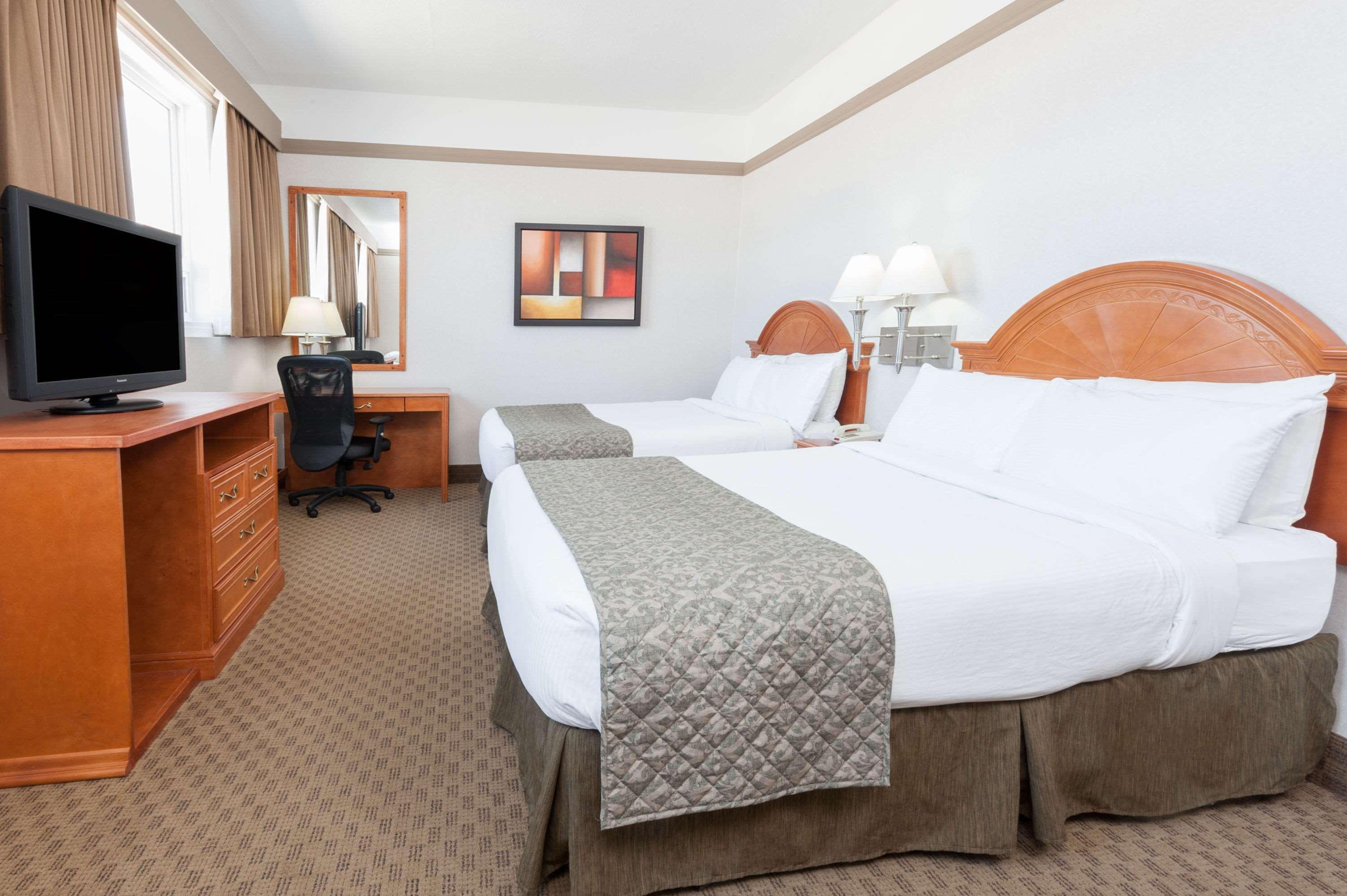 Ramada By Wyndham Edmonton South Hotel Bagian luar foto