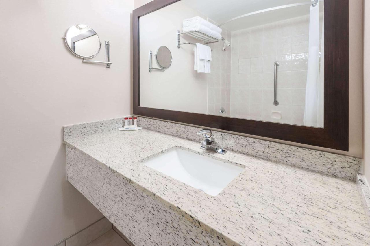 Ramada By Wyndham Edmonton South Hotel Bagian luar foto