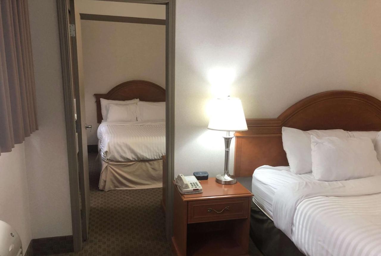 Ramada By Wyndham Edmonton South Hotel Bagian luar foto