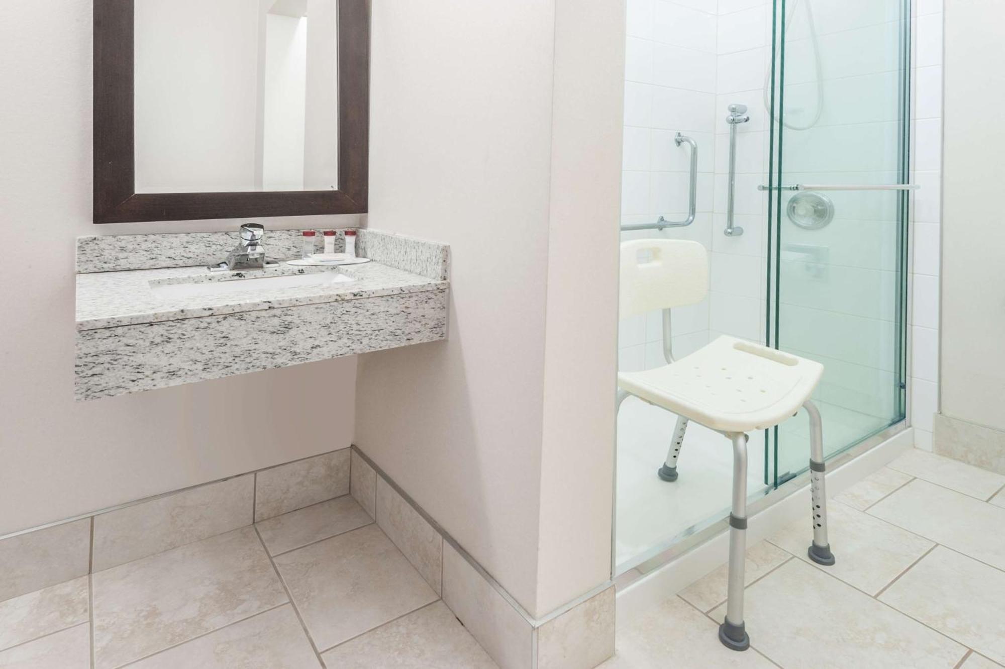 Ramada By Wyndham Edmonton South Hotel Bagian luar foto