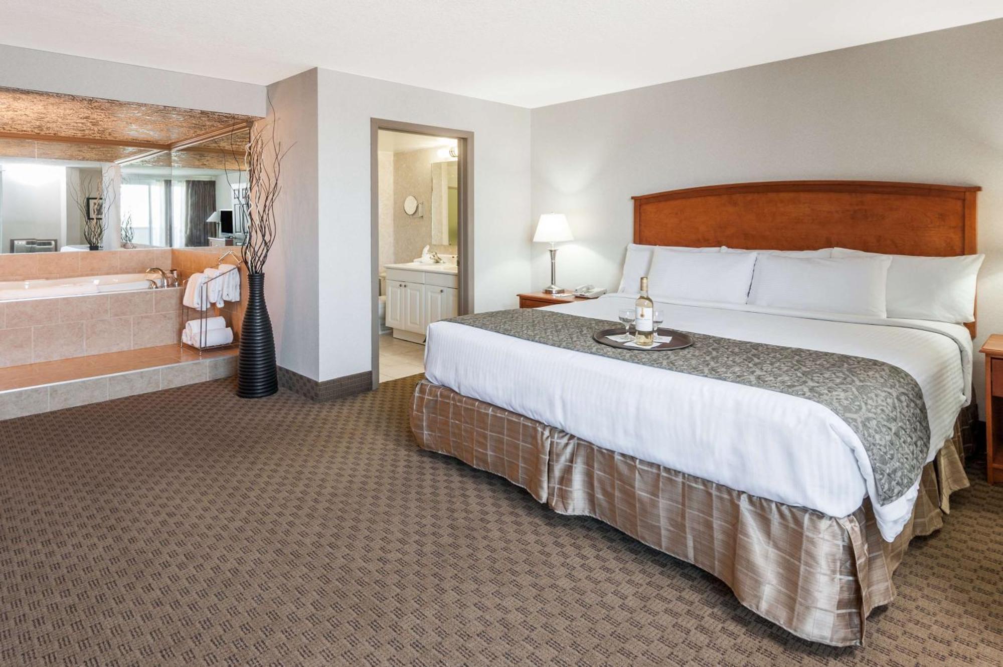 Ramada By Wyndham Edmonton South Hotel Bagian luar foto