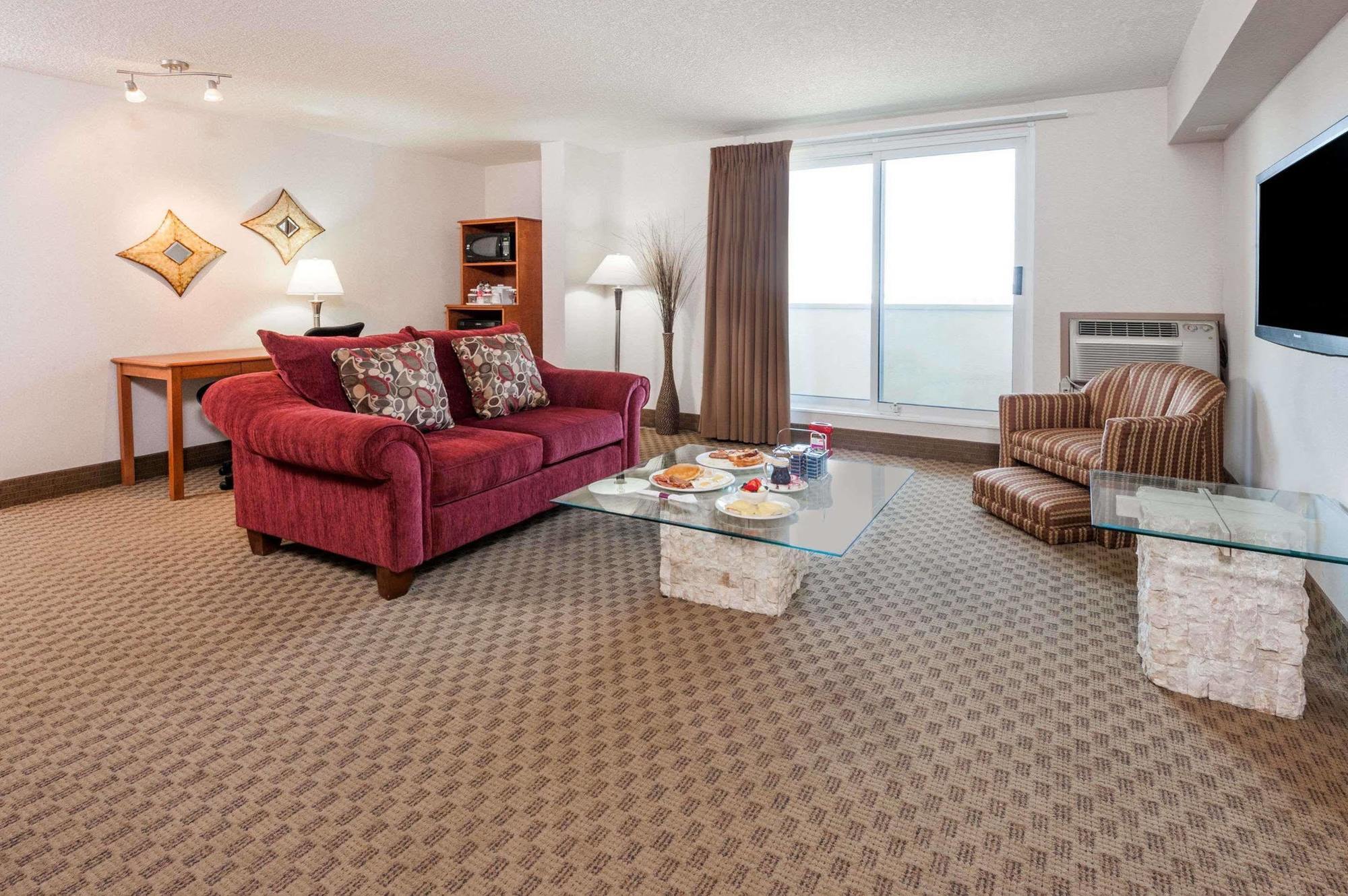 Ramada By Wyndham Edmonton South Hotel Bagian luar foto