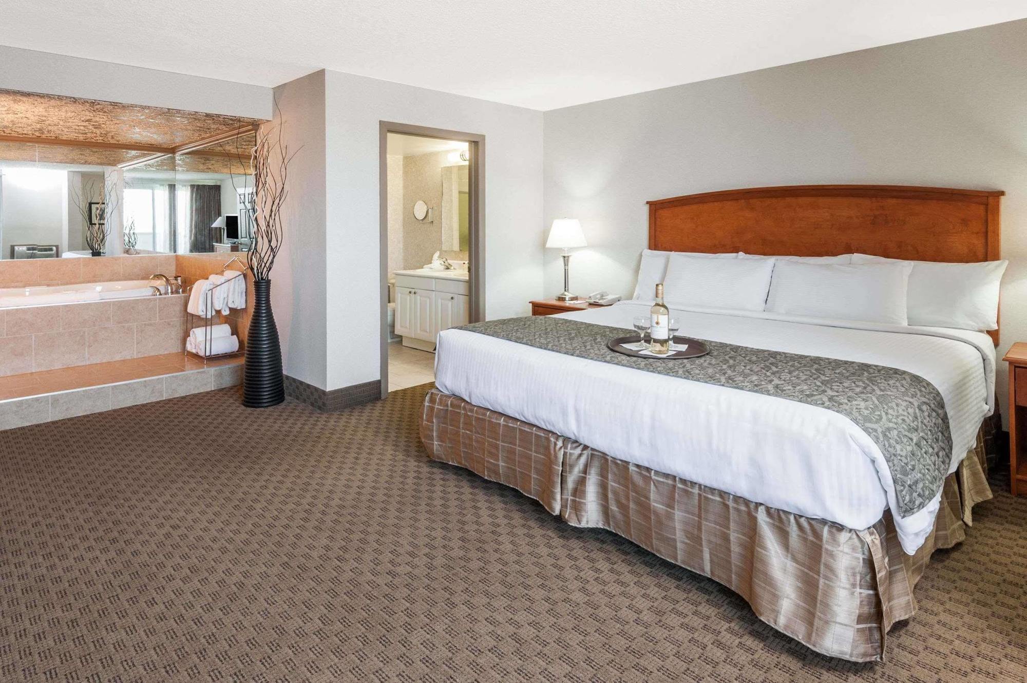 Ramada By Wyndham Edmonton South Hotel Bagian luar foto