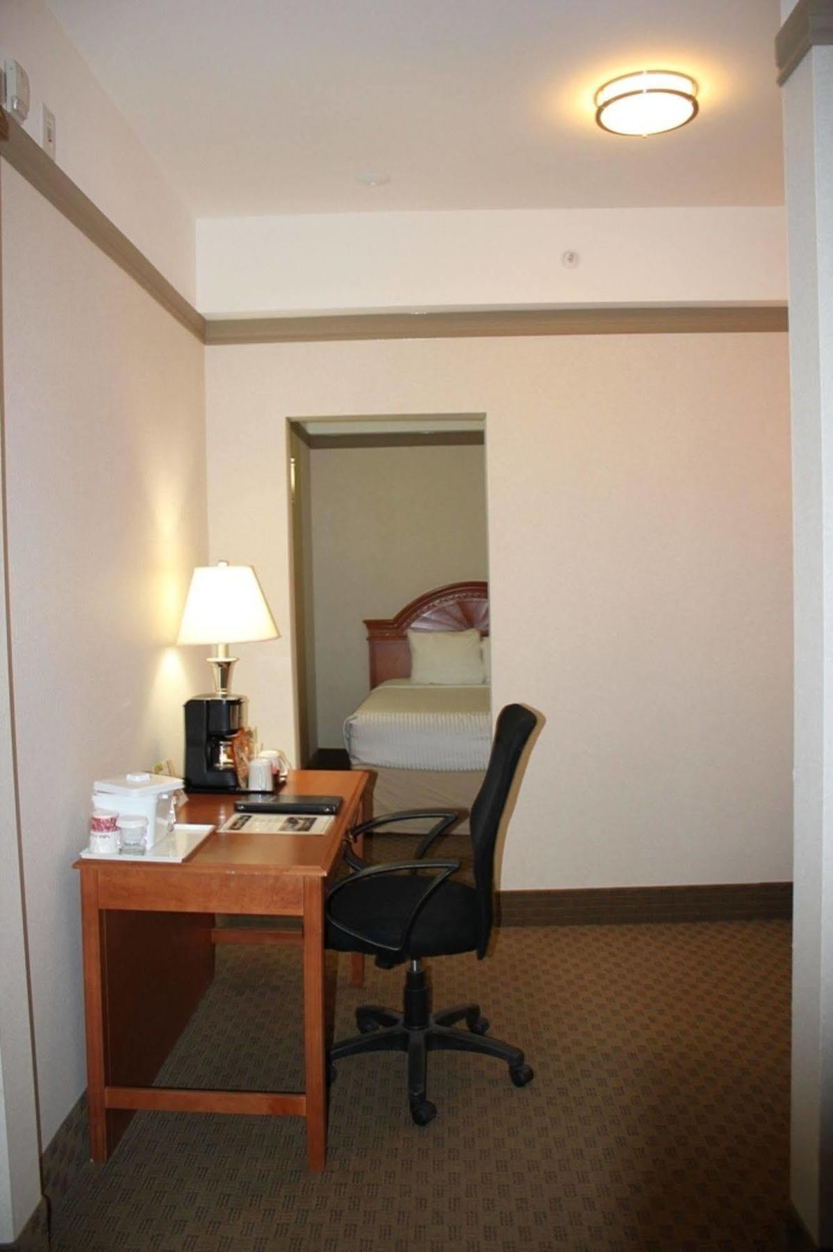 Ramada By Wyndham Edmonton South Hotel Bagian luar foto