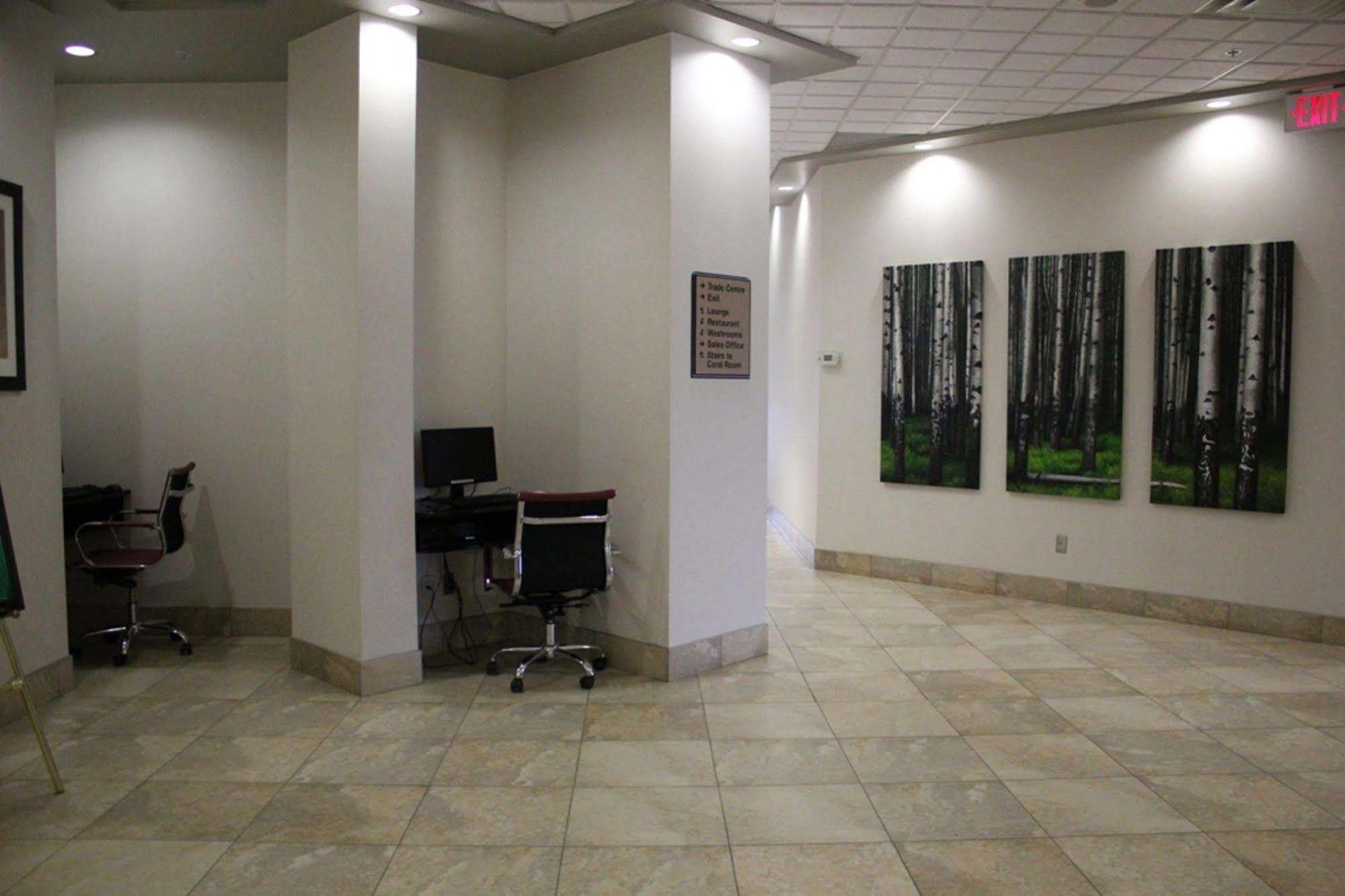 Ramada By Wyndham Edmonton South Hotel Bagian luar foto