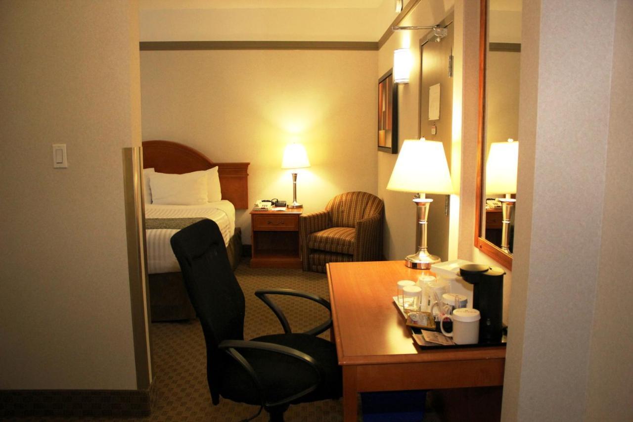 Ramada By Wyndham Edmonton South Hotel Bagian luar foto