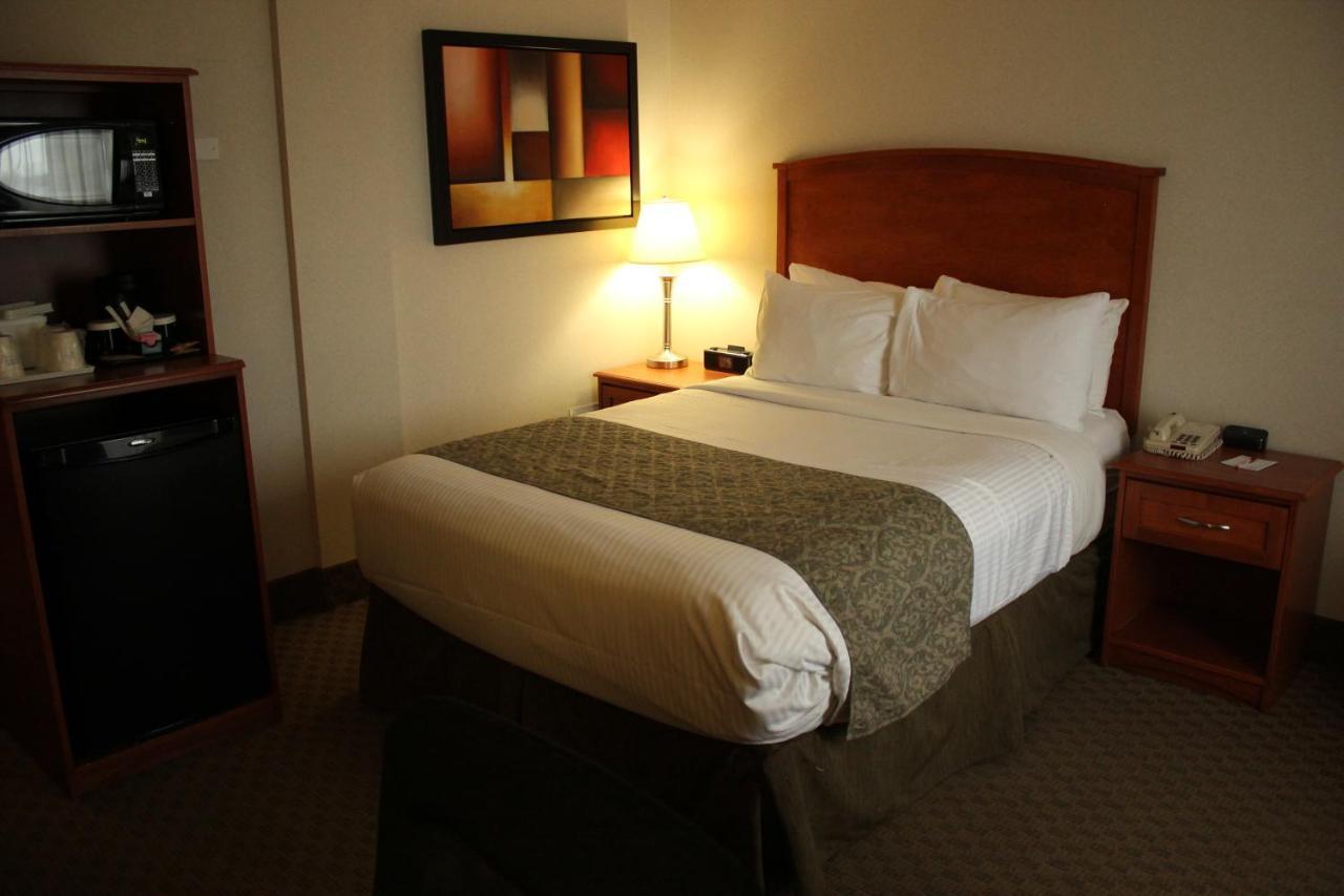 Ramada By Wyndham Edmonton South Hotel Bagian luar foto