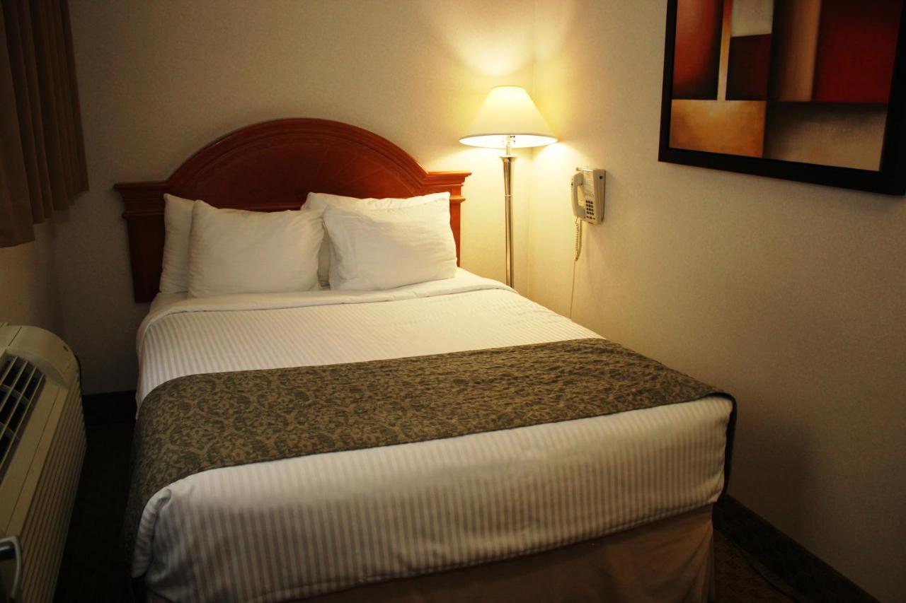 Ramada By Wyndham Edmonton South Hotel Bagian luar foto