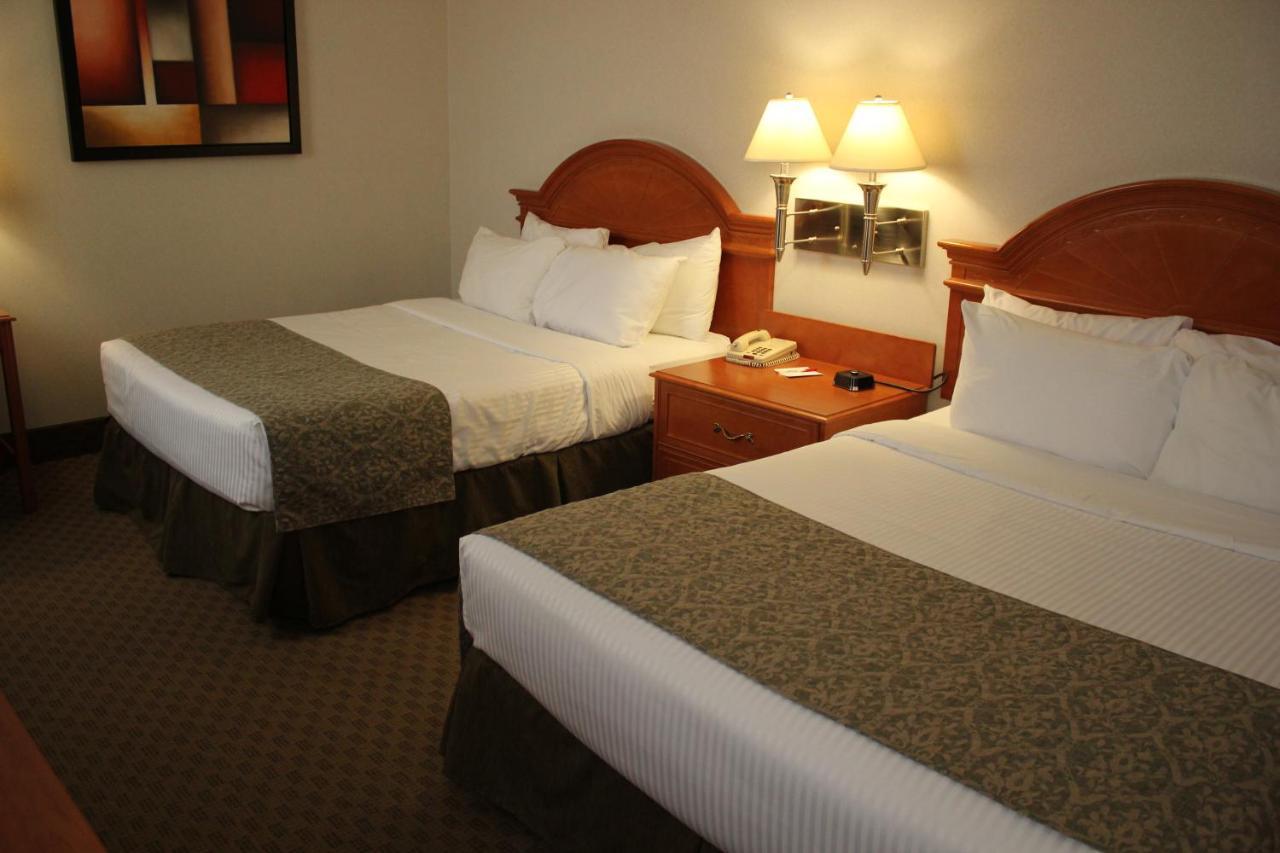 Ramada By Wyndham Edmonton South Hotel Bagian luar foto
